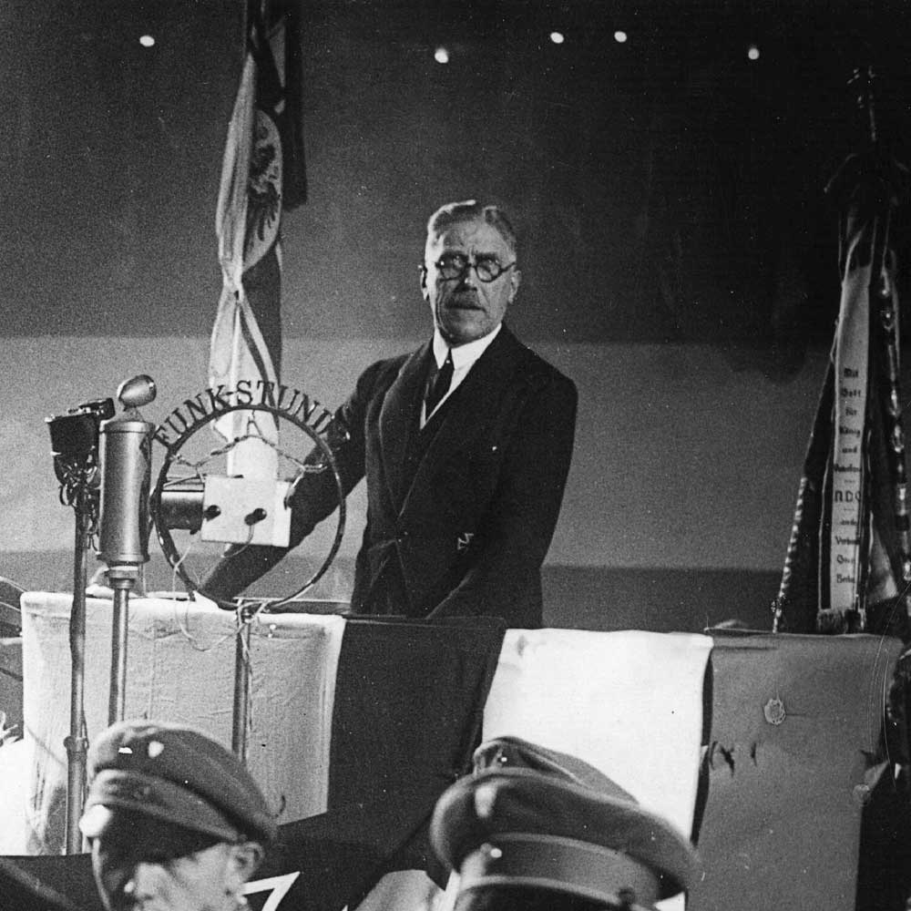 Franz von Papen delivering a radio address at a podium